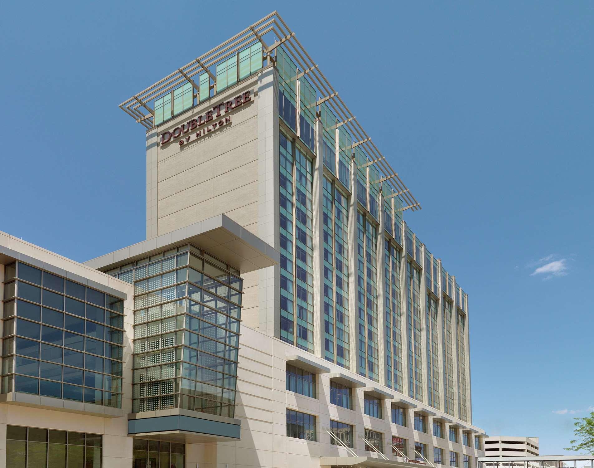 Doubletree By Hilton Hotel Cedar Rapids Convention Complex Exteriör bild